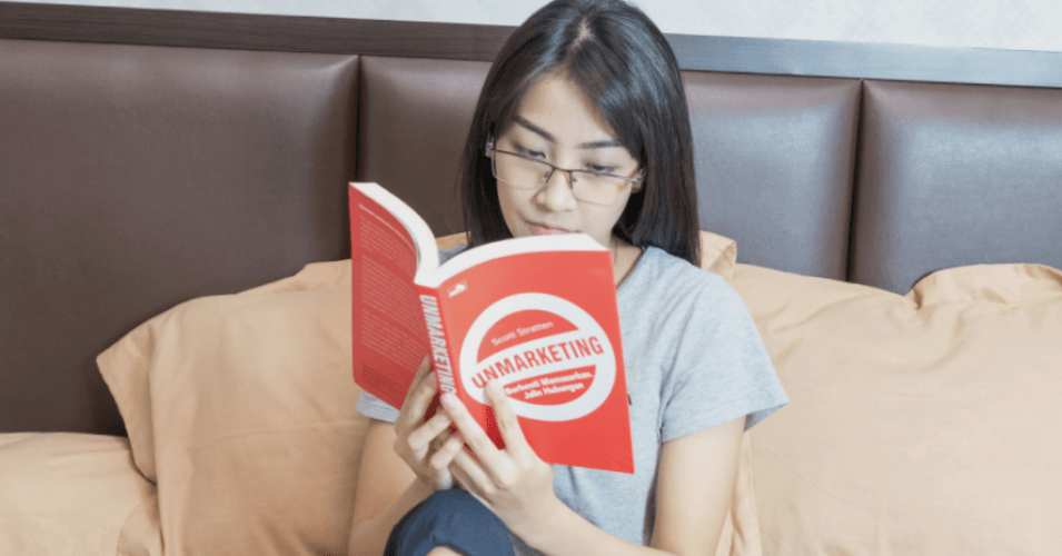 Девушка с книгой на диване