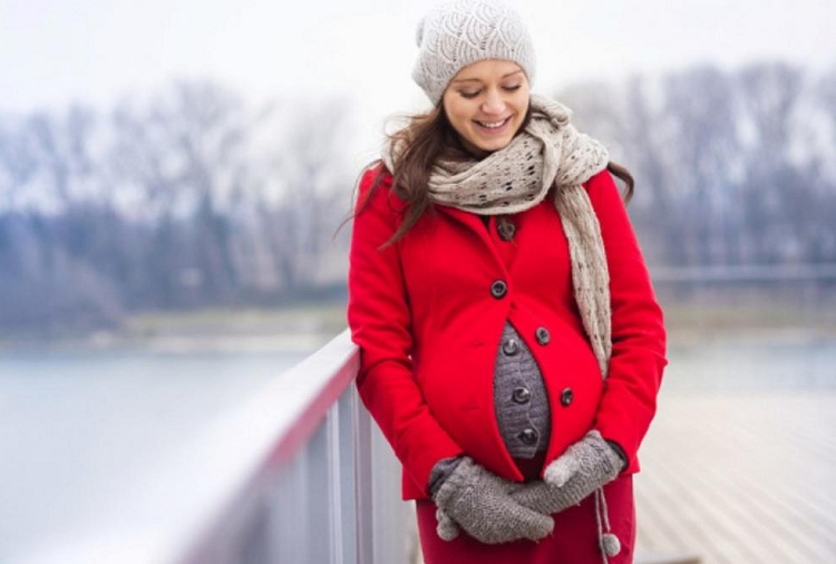 позы для фотосессии во время беременности зима