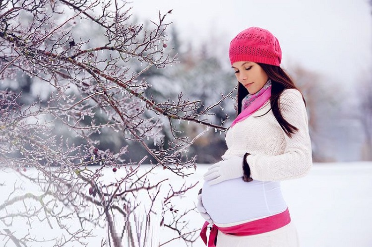 позы для фотосессии во время беременности зимой